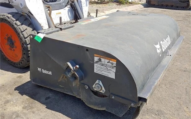 alquiler minicargador bobcat barredora