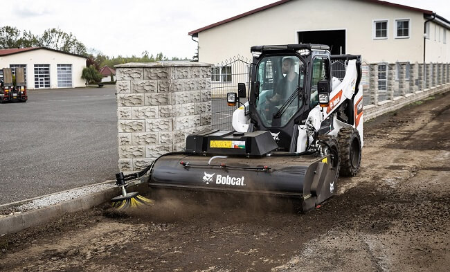 alquiler minicargador bobcat barriendo