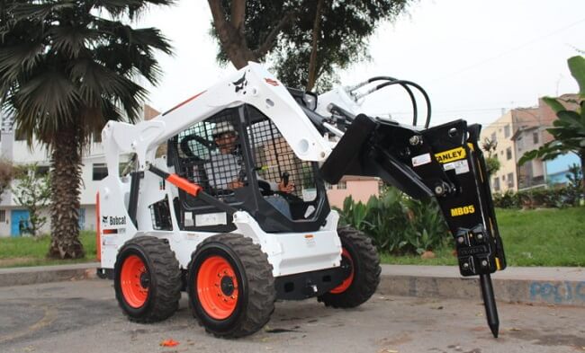 alquiler minicargador bobcat martillando