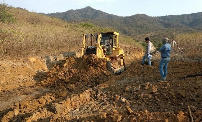 alquiler tractor oruga nivelacion